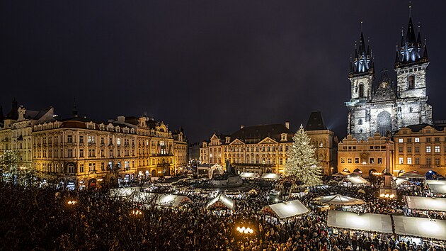 Staroměstské náměstí v sobotu odpoledne zaplnily tisíce lidí, kteří se přišli podívat na rozsvícení vánočního stromu, které doprovázela světelná animace. (29. listopadu 2025)