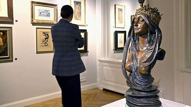 Velká sálová aukce Galerie European Arts, 28. listopadu 2025, Praha. Na snímku bronzová plastika Příroda (La Nature) od Alfonse Muchy. V aukci v ČR je toto dílo poprvé a jeho vyvolávací cena činí 14,8 milionu korun