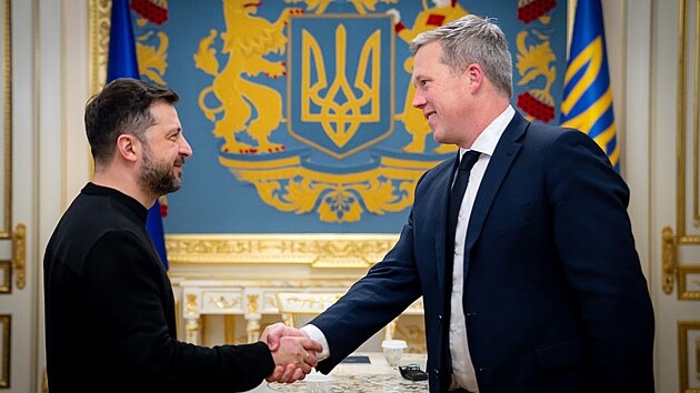 Ukrajinský prezident Volodymyr Zelenskyj a tajemník amerického ministra obrany pro výzbroj a výcvik vojáků Daniel Driscoll v Kyjevě (20. listopadu 2025)