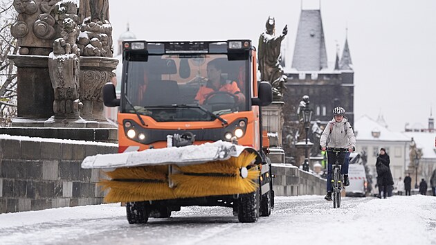 První sníh v Praze. Úklid sněhu na Karlově mostě. (24. listopadu 2025)