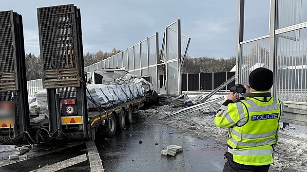 Kamion na sjezdu ze silnice I/68 narazil do protihlukové stěny. Padající kusy skel poškodily tři vozidla projíždějící na dálnici D48. (24. listopad 2025)