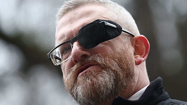 Grzegorz Braun, polský krajně pravicový poslanec Evropského parlamentu, během setkání v Krakově (24. října 2025)