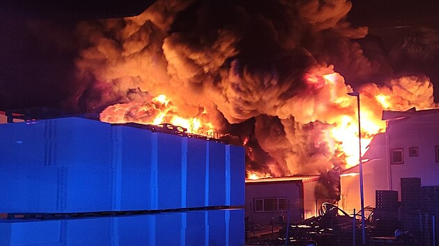 Hasiči likvidují rozsáhlý požár průmyslové haly ve Vysokém mýtě. (22. listopadu 2025)