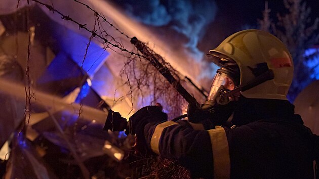 Hasiči likvidují požár průmyslové haly ve Vysokém mýtě. (22. listopadu 2025)