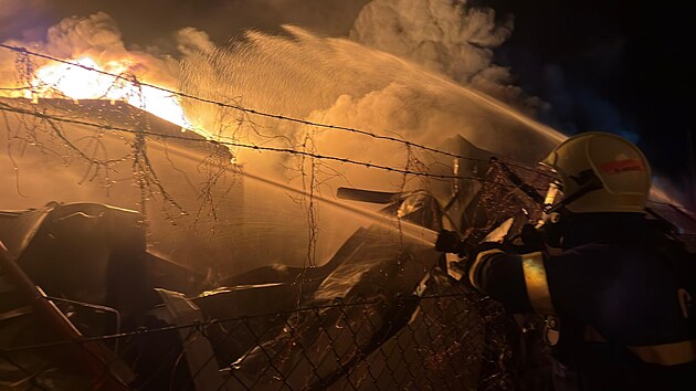 Hasiči likvidují požár průmyslové haly ve Vysokém mýtě. (22. listopadu 2025)