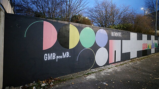 Malba na stěně u supermarketu Billa v Moravských Budějovicích nahradila starší už vyžilou. I ta byla před osmi lety dílem platformy GMBproMB.