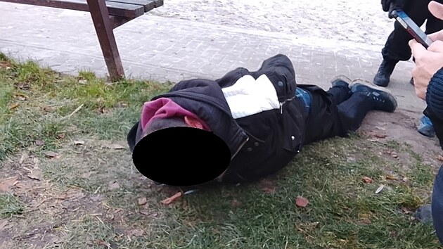 Muž přišel v centru Ústí nad Labem k hlídce strážníků s tím, že ho jiný muž bodl do hrudníku. Údajného útočníka městští policisté záhy zadrželi.