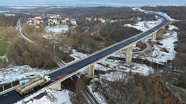 Zatěžovací zkouška mostu v Žiželicích na Lounsku. (27. listopadu 2025)
