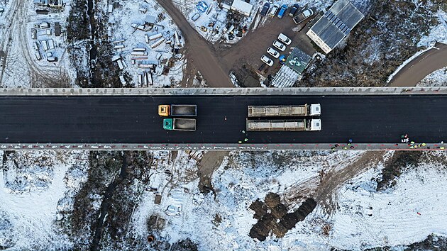 Zatěžovací zkouška mostu v Žiželicích na Lounsku. (27. listopadu 2025)