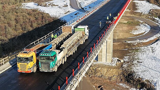 Zatěžovací zkouška mostu v Žiželicích na Lounsku. (27. listopadu 2025)