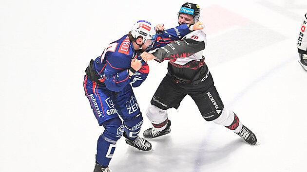 Sparťan Raška (v bílém) se pustil do bitky s pardubickým Laukem.