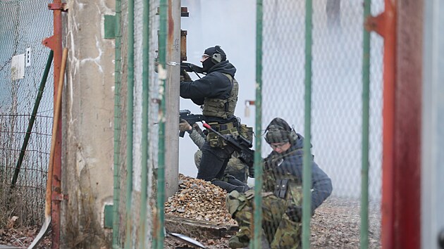 Vojáci a záložníci během cvičení Hradba 2025 ve Šlapanově na Havlíčkobrodsku realizují obranu ropných skladů proti simulovanému útoku dronů a ozbrojenců. (20. listopadu 2025)