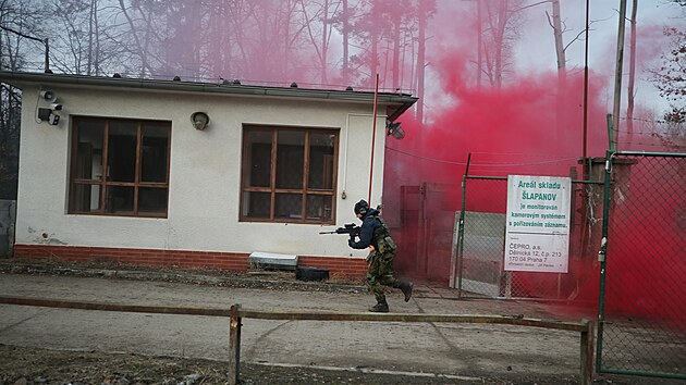 Vojáci a záložníci během cvičení Hradba 2025 ve Šlapanově na Havlíčkobrodsku realizují obranu ropných skladů proti simulovanému útoku dronů a ozbrojenců. (20. listopadu 2025)