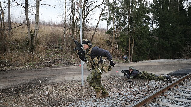 Vojáci a záložníci během cvičení Hradba 2025 ve Šlapanově na Havlíčkobrodsku realizují obranu ropných skladů proti simulovanému útoku dronů a ozbrojenců. (20. listopadu 2025)