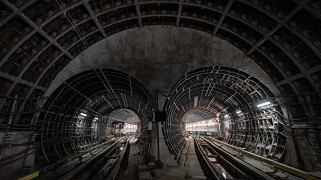 Stavbaři postupně dokončují poslední práce na stanicích Českomoravská a Pankrác, které by se měly za několik měsíců otevírat. (20. listopadu 2025)