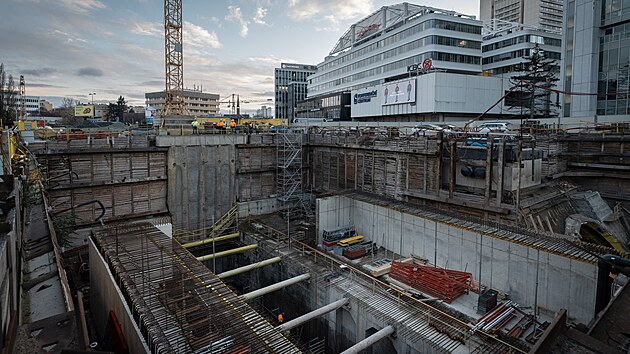 Stavbaři postupně dokončují poslední práce na stanicích Českomoravská a Pankrác, které by se měly za několik měsíců otevírat. (20. listopadu 2025)