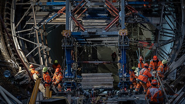 Stavbaři postupně dokončují poslední práce na stanicích Českomoravská a Pankrác, které by se měly za několik měsíců otevírat. (20. listopadu 2025)