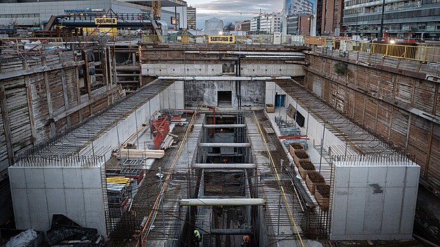 Stavbaři postupně dokončují poslední práce na stanicích Českomoravská a Pankrác, které by se měly za několik měsíců otevírat. (20. listopadu 2025)