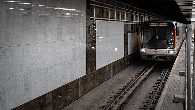 Stavbaři postupně dokončují poslední práce na stanicích Českomoravská a Pankrác, které by se měly za několik měsíců otevírat. (20. listopadu 2025)