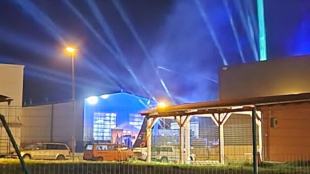 Záhadný paprsek viditelný z Prostějova byl laserovou show při koncertu zpěváka Voxela v Hněvotíně.