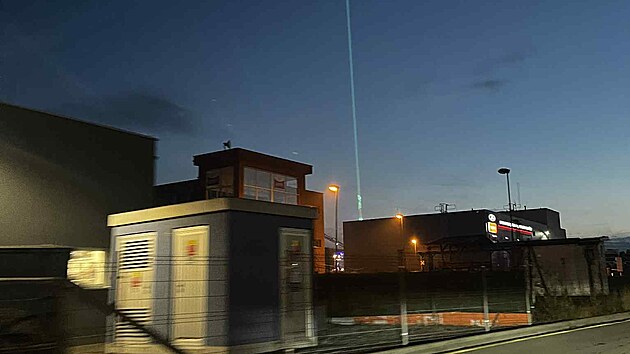 Záhadný paprsek viditelný z širokého okolí byl laserovou show při koncertu zpěváka Voxela v Hněvotíně.