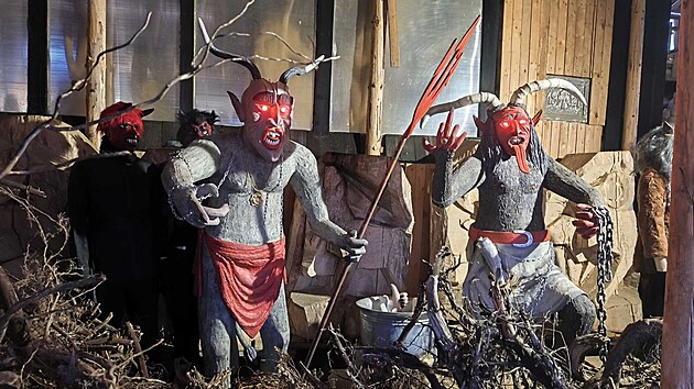 Pradědovo muzeum řezbáře Jiřího Halouzky se kromě rekordního betlému i sochy Praděda rozrůstá o pekelnou část plnou čertů.