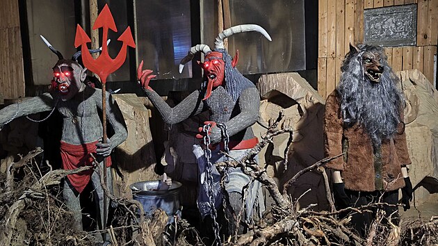 Pradědovo muzeum řezbáře Jiřího Halouzky se kromě rekordního betlému i sochy Praděda rozrůstá o pekelnou část plnou čertů.