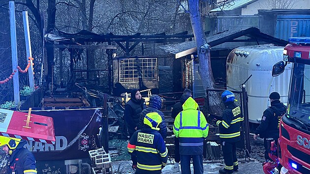 Hasiči zasahují u ranního požáru stánku s občerstvením v Modřanech (24. listopadu 2025)