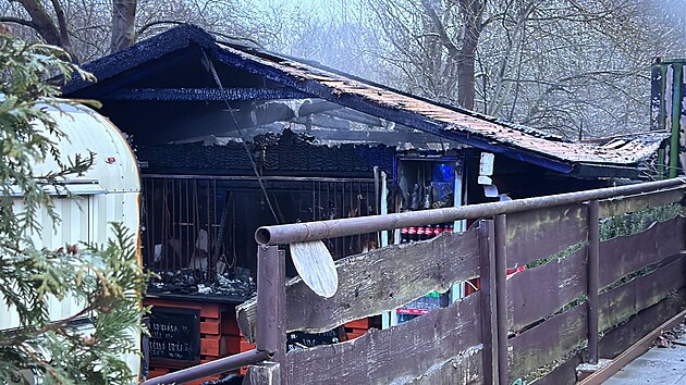 Hasiči zasahují u ranního požáru stánku s občerstvením v Modřanech (24. listopadu 2025)