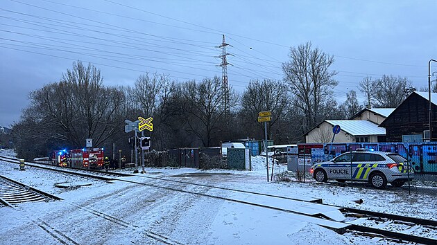 Hasiči zasahují u ranního požáru stánku s občerstvením v Modřanech (24. listopadu 2025)