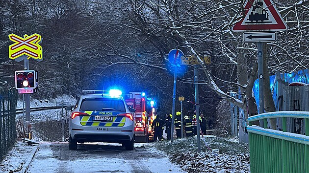 Hasiči zasahují u ranního požáru stánku s občerstvením v Modřanech (24. listopadu 2025)