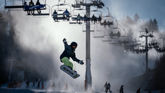 Zahájení lyžařské sezóny na Monínci si nenechaly ujít desítky lidí. (22. listopadu 2025)