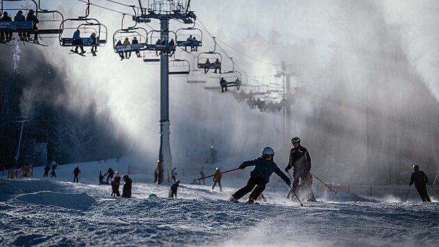 Zahájení lyžařské sezóny na Monínci si nenechaly ujít desítky lidí. (22. listopadu 2025)