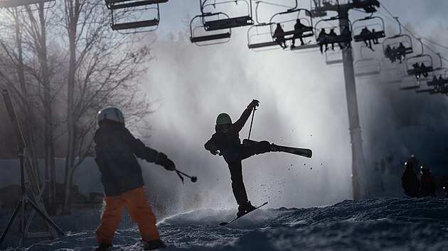 Zahájení lyžařské sezóny na Monínci si nenechaly ujít desítky lidí. (22. listopadu 2025)