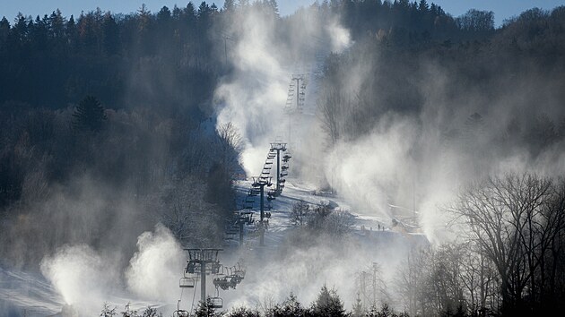 Zahájení lyžařské sezóny na Monínci si nenechaly ujít desítky lidí. (22. listopadu 2025)