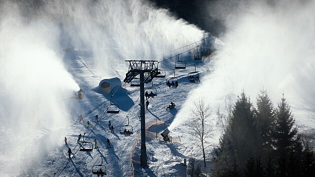 Zahájení lyžařské sezóny na Monínci si nenechaly ujít desítky lidí. (22. listopadu 2025)