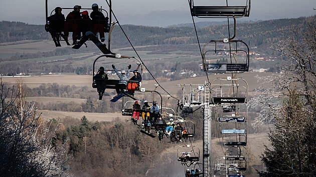Zahájení lyžařské sezóny na Monínci si nenechaly ujít desítky lidí. (22. listopadu 2025)