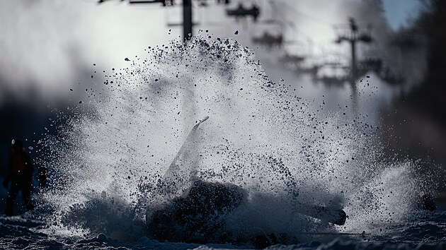 Zahájení lyžařské sezóny na Monínci si nenechaly ujít desítky lidí. (22. listopadu 2025)