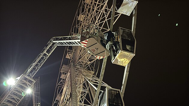 V Olomouci se porouchalo ruské kolo, hasiči evakuovali lidi z výšky. (22. listopadu 2025)