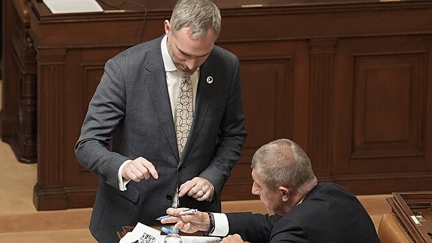 Schůze Poslanecké sněmovny. Na snímku Zdeněk Hřib (Piráti) vyzval QR kódem Andreje Babiše (ANO) k vrácení peněz dotací Agrofertu. (26. listopadu 2025)