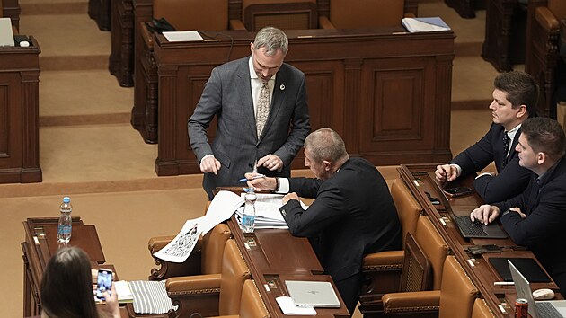 Schůze Poslanecké sněmovny. Na snímku Zdeněk Hřib (Piráti) vyzval QR kódem Andreje Babiše (ANO) k vrácení peněz dotací Agrofertu. (26. listopadu 2025)