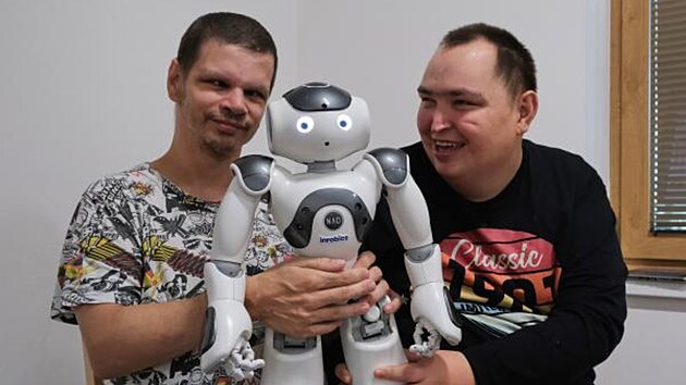 Robot Robic je navržený speciálně pro terapeutické účely a provází klienty během denních činností.