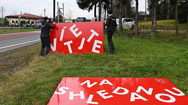 U vjezdu do Valašského Meziříčí na hlavních tazích od Vsetína a Hranic byly nainstalovány nové vítací tabule a okamžitě vzbudily vášnivé debaty na sociálních sítích. (listopad 2025)