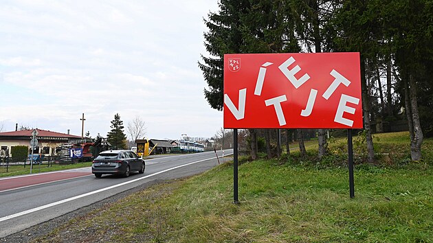 U vjezdu do Valašského Meziříčí na hlavních tazích od Vsetína a Hranic byly nainstalovány nové vítací tabule a okamžitě vzbudily vášnivé debaty na sociálních sítích. (listopad 2025)