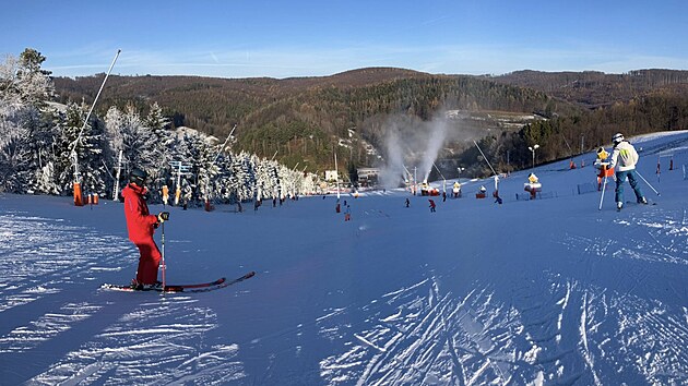 Lyžařský areál ve Stupavě na Uherskohradišťsku. (28.11.2025)