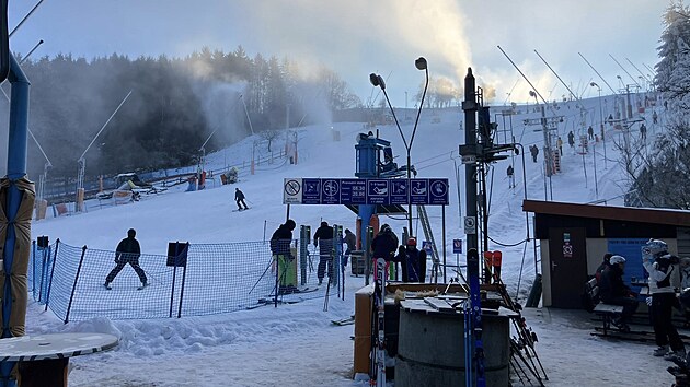 Lyžařský areál ve Stupavě na Uherskohradišťsku. (28.11.2025)