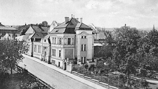 Pohled na restauraci Nové slunce se zahradou v Novém Jičíně nedlouho po otevřené v roce 1907.