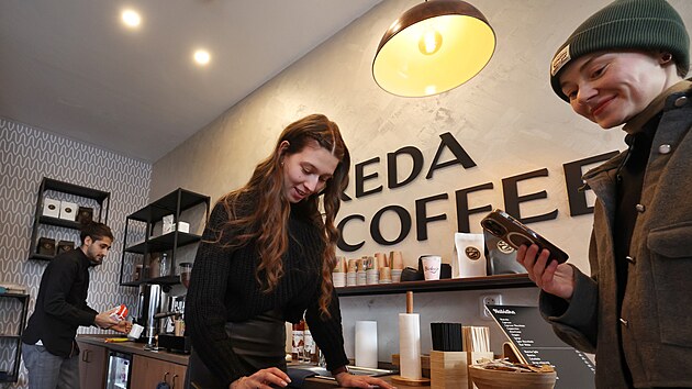 Zachraňovaný obchodní dům Breda v Opavě ožívá. Jako první tam otevřela kavárna. (20. listopadu 2025)