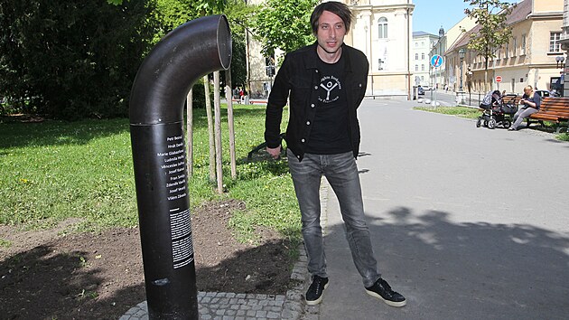 Jan Kunze u opavského poeziomatu v roce 2017