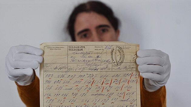 Irena Moravcová ze Zemského archivu v Opavě s jedním ze zašifrovaných policejních telegramů z dob Rakouska-Uherska. (20. listopadu 2025)